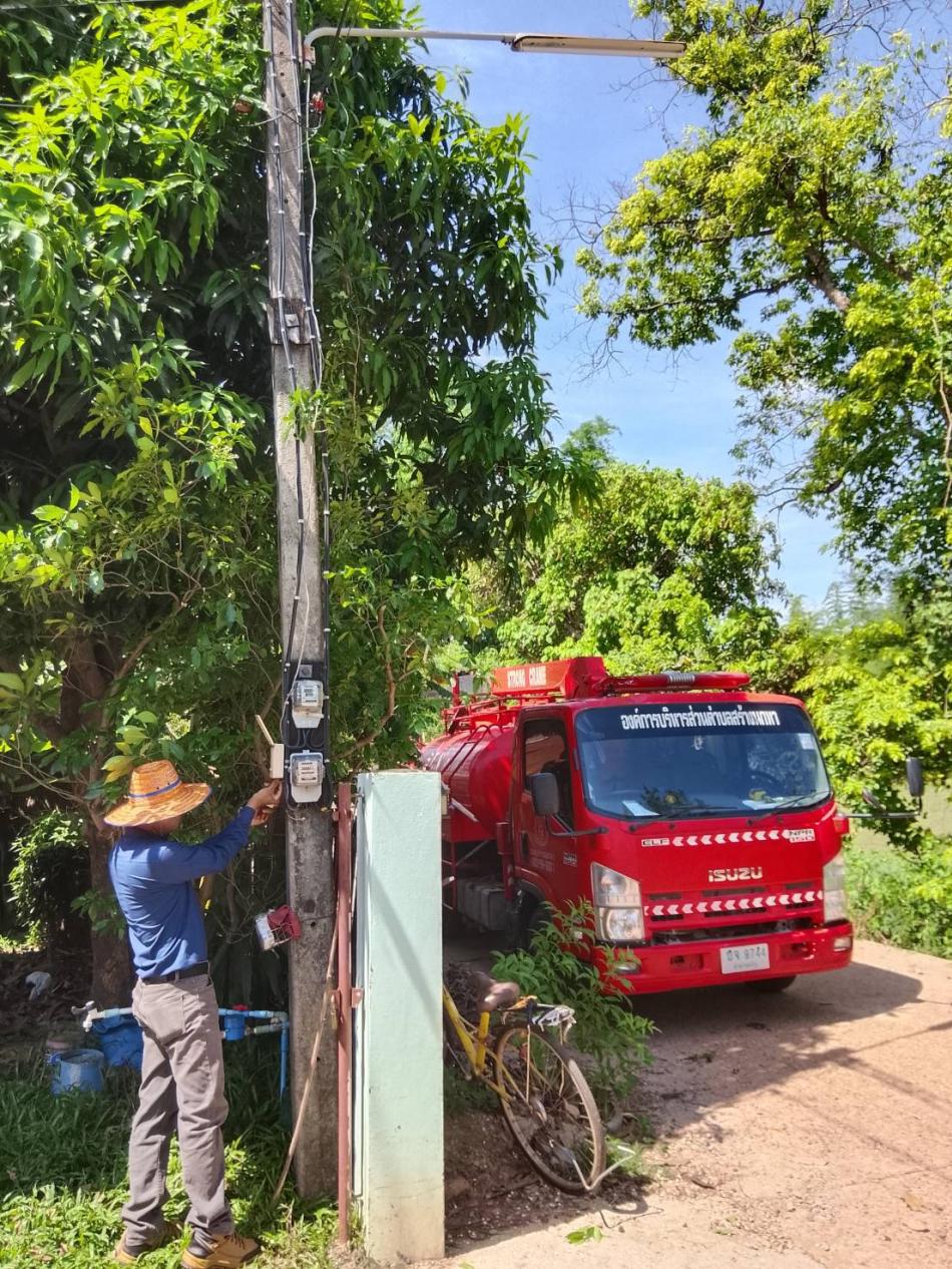 งานไฟฟ้า กองช่าง พร้อมรถบรรทุกน้ำเอนกประสงค์ สำนักปลัด ออกดำเนินการซ่อมแซมไฟฟ้าสาธารณะภายในหมู่บ้าน และซ่อมแซมตู้ควบคุมไฟฟ้าสาธารณะ 