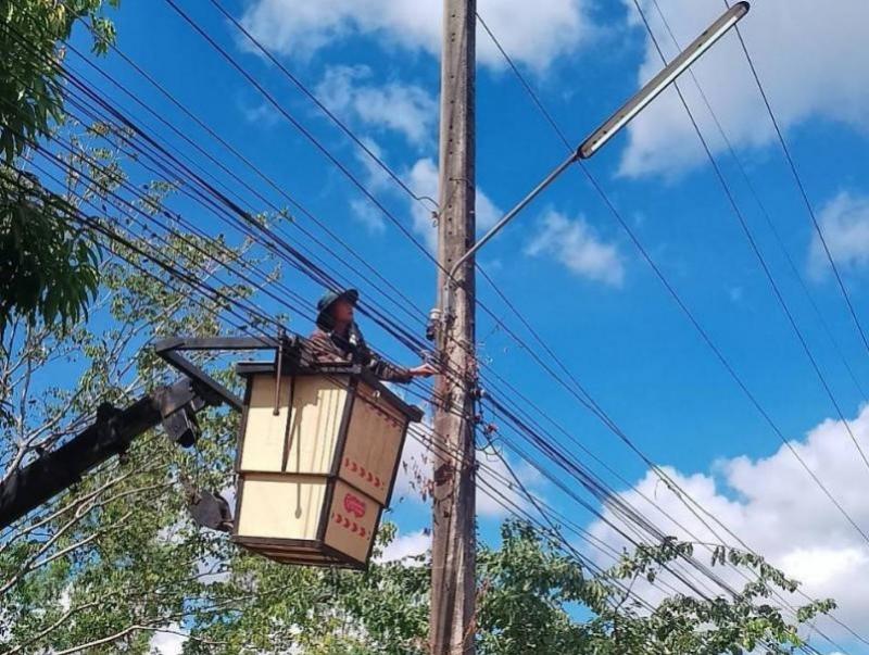 ดำเนินการซ่อมแซม/ติดตั้งไฟฟ้าสาธารณะภายในหมู่บ้าน (9 ภาพ)