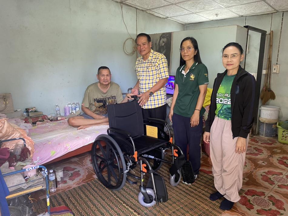 มอบรถเข็นสำหรับผู้พิการ 