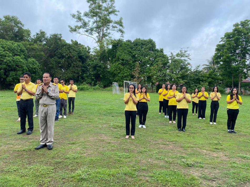 ร่วมกันเข้าแถวเคารพธงชาติประจำเดือน มิถุนายน และประชุมประจำเดือนเพื่อมอบนโยบายในการปฏิบัติงาน แก่พนักงานองค์การบริหารส่วนตำบลสร้างนกทา