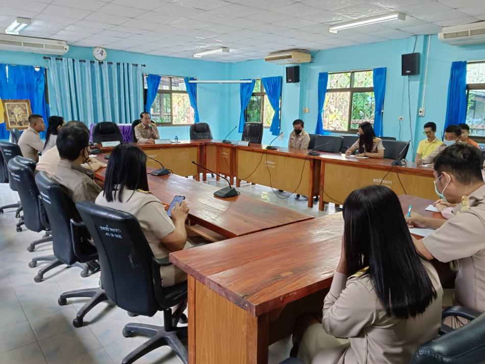  ร่วมกันเข้าแถวเคารพธงชาติประจำเดือน พฤศจิกายน และประชุมประจำเดือนเพื่อมอบนโยบายในการปฏิบัติงาน แก่พนักงานองค์การบริหารส่วนตำบลสร้างนกทา (17 ภาพ)