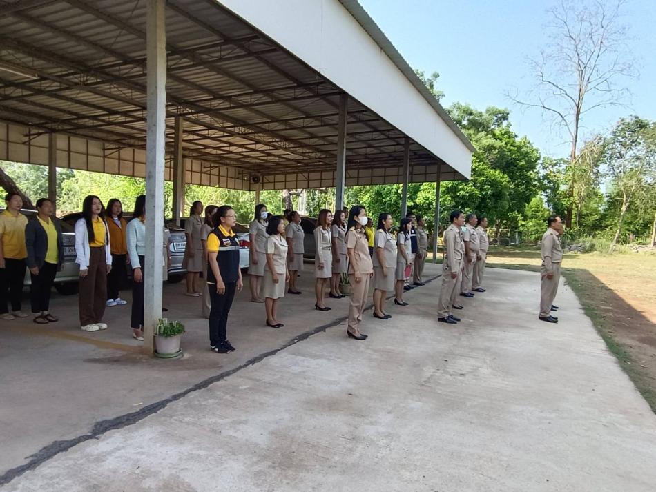 ร่วมกันเข้าแถวเคารพธงชาติประจำเดือน พฤษภาคม และประชุมประจำเดือนเพื่อมอบนโยบายในการปฏิบัติงาน (16 ภาพ)