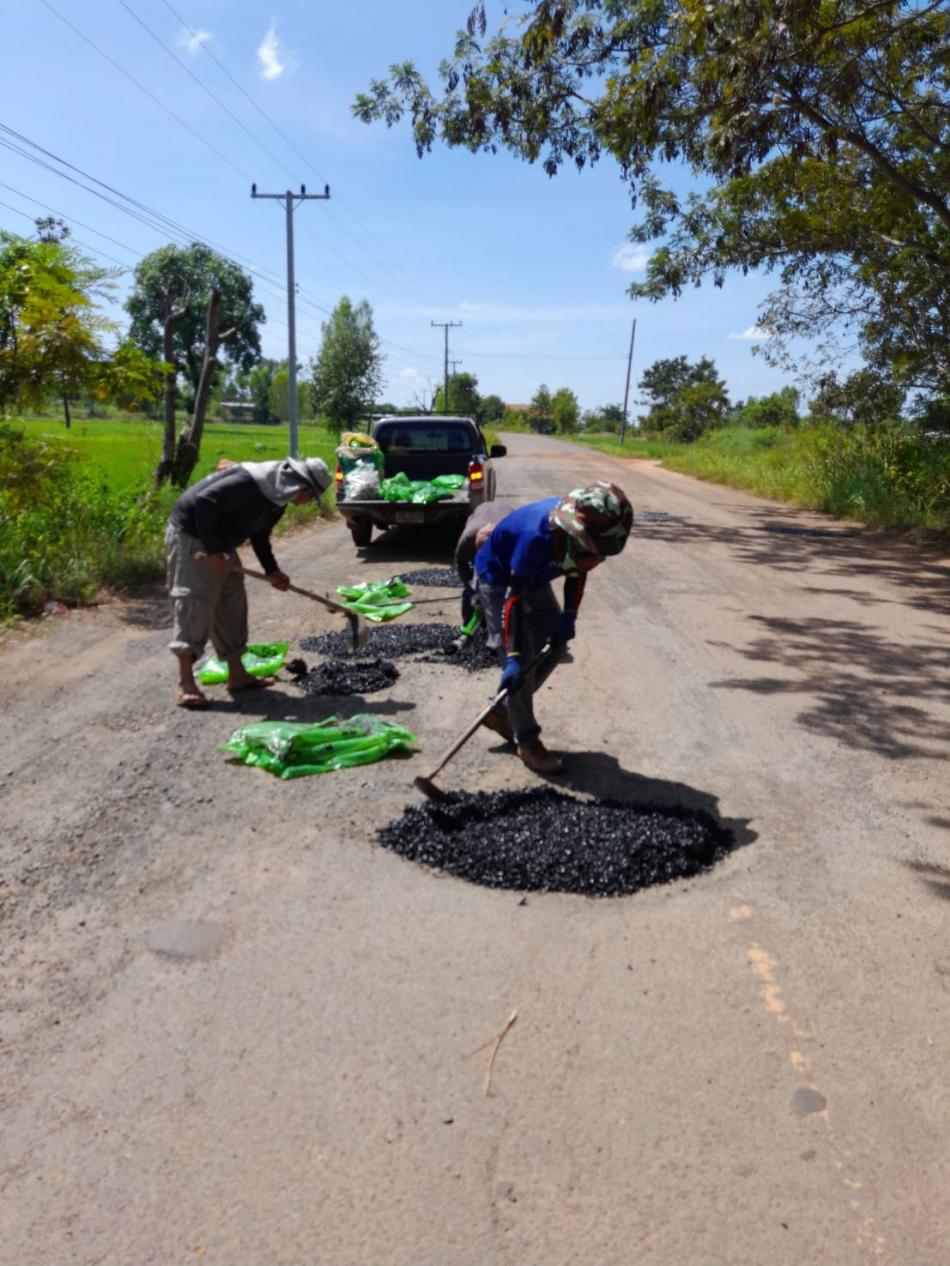 วันที่ 20 ตุลาคม 2565 องค์การบริหารส่วนตำบลสร้างนกทา งานป้องกันฯได้นำยางถุงสำเร็จออกซ่อมแซมถนนที่ชำรุดบรรเทาความเดือดร้อนของชาวบ้านผู้ใช้รถใช้ถนน (14 ภาพ)